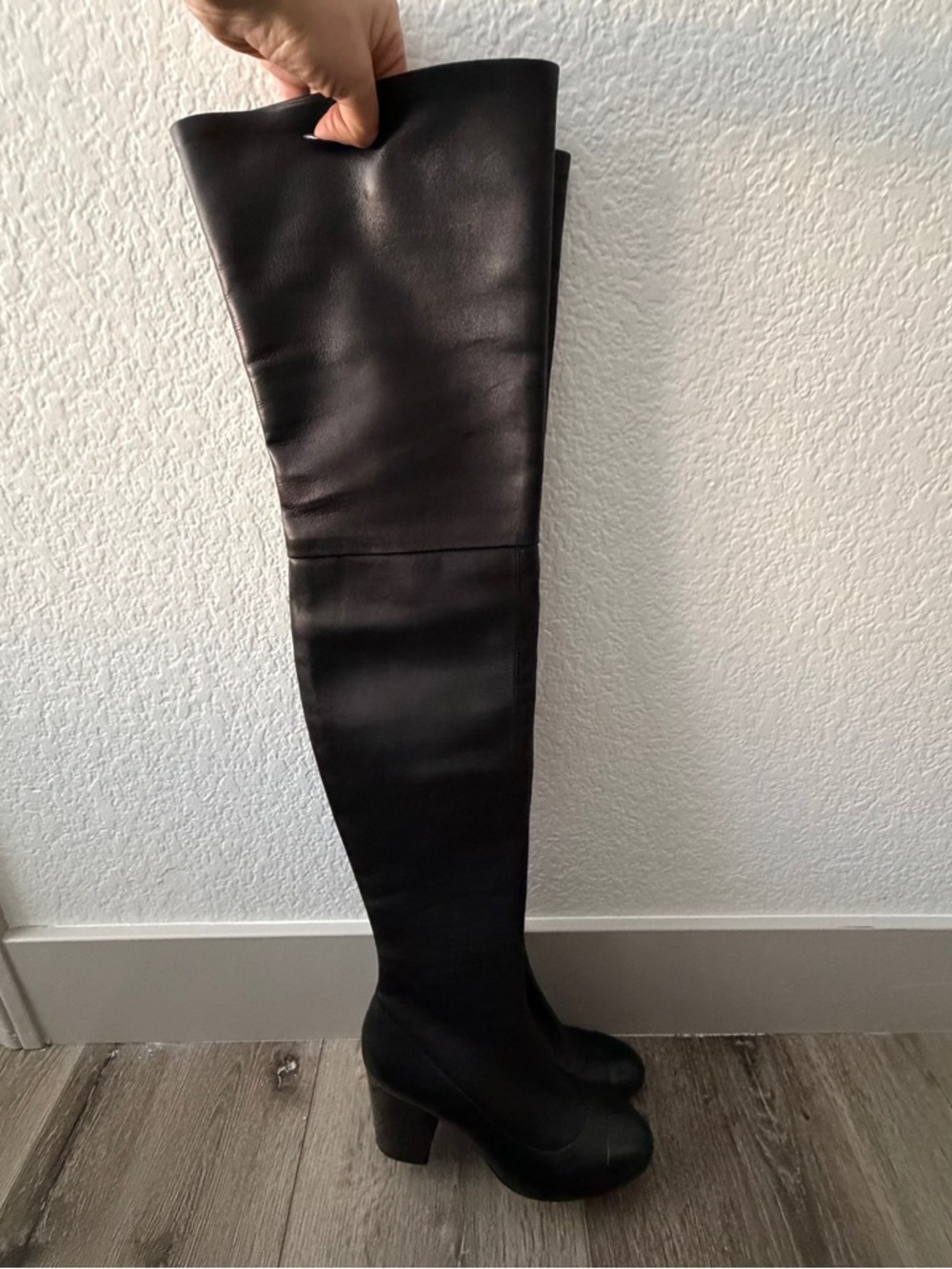 Chanel Over-the-Knee Black Leather Boots with Block Heel - Picture 4 of 10
